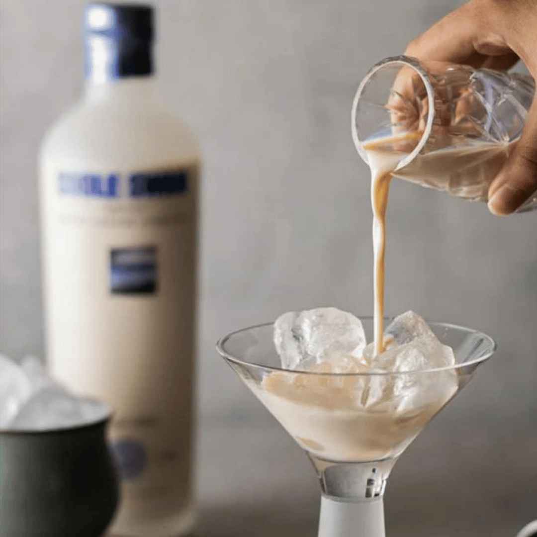 Coole Swan Irish Cream Liqueur, a blend of single malt Irish whiskey, Belgian white chocolate, and fresh Irish cream, 17% ABV, 700ml bottle.