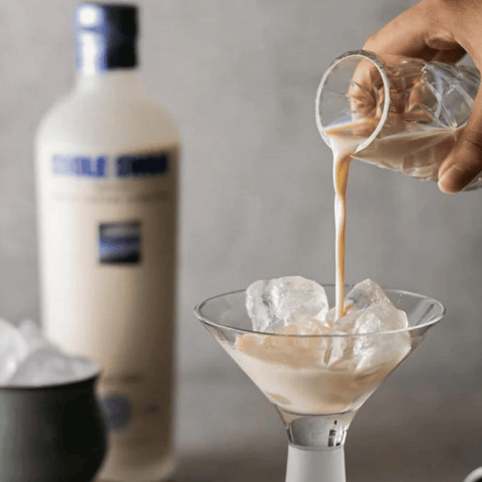 Coole Swan Irish Cream Liqueur, a blend of single malt Irish whiskey, Belgian white chocolate, and fresh Irish cream, 17% ABV, 700ml bottle.